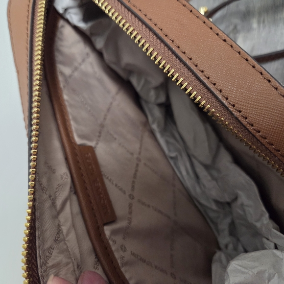 New Michael Kors Brown and Cream Crossbody Bag with Gold Chain - Picture 5 of 12